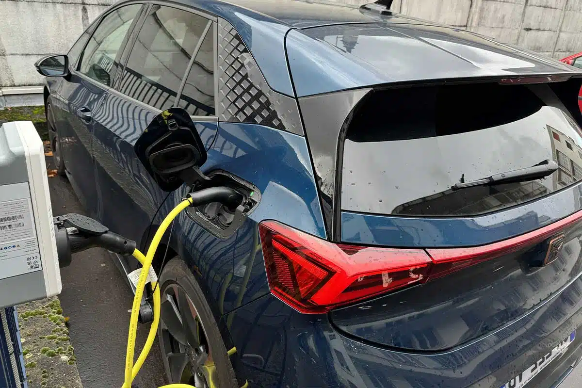 Un véhicule électrique en charge.