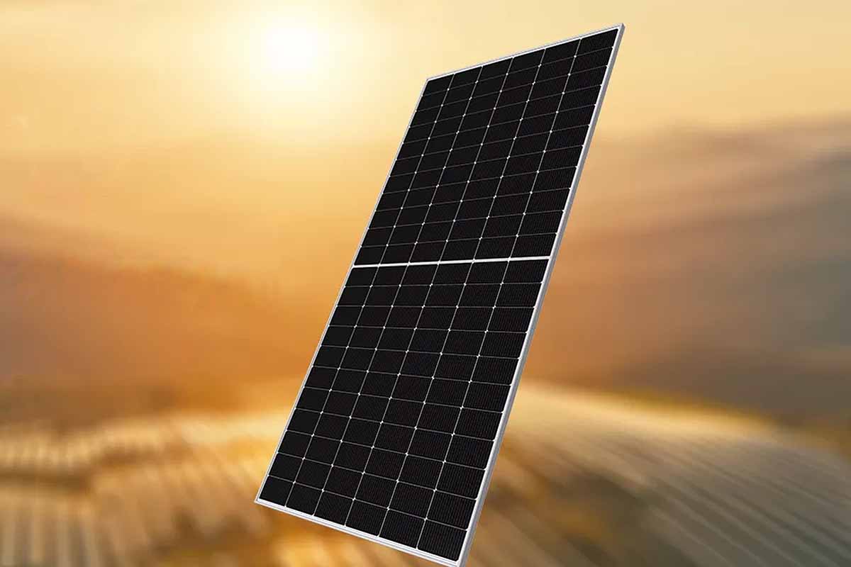 Sharp dévoile ses nouveaux panneaux solaire bifaciaux.