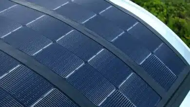 Panneau solaire avec un grand nombre de connexions métalliques.