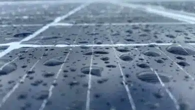 Des gouttes de pluie sur un panneau solaire.