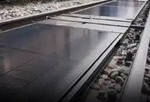 Un projet pilote vise à installer des panneaux solaires entre les rails de voies ferrées en Suisse.