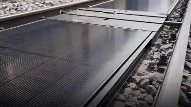 Un projet pilote vise à installer des panneaux solaires entre les rails de voies ferrées en Suisse.