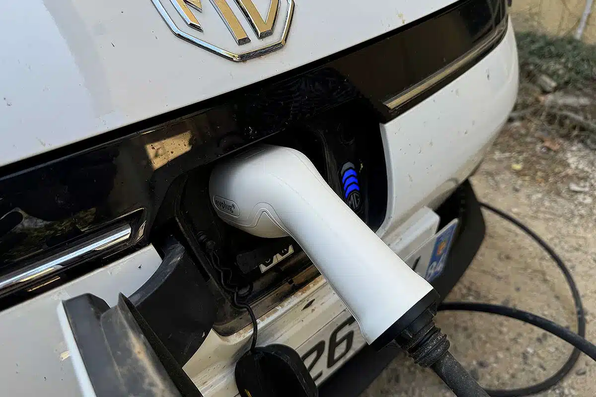 Le cout d'une recharge électrique serait plus avantageurx en combinant le photovoltaïque, l'hydrogène et batterie de stockage.