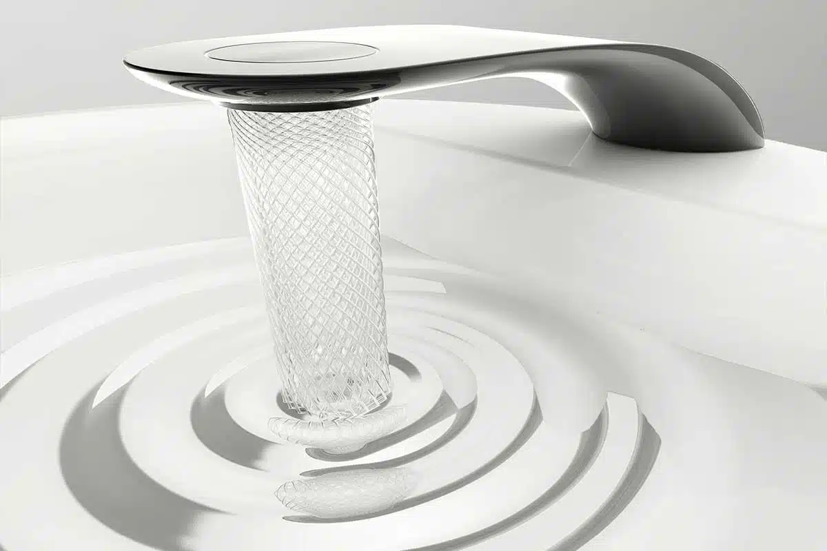 Un superbe robinet au flux d'eau en tourbillon.