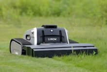 Un robot tondeuse Lymow en fonctionnement dans un jardin.