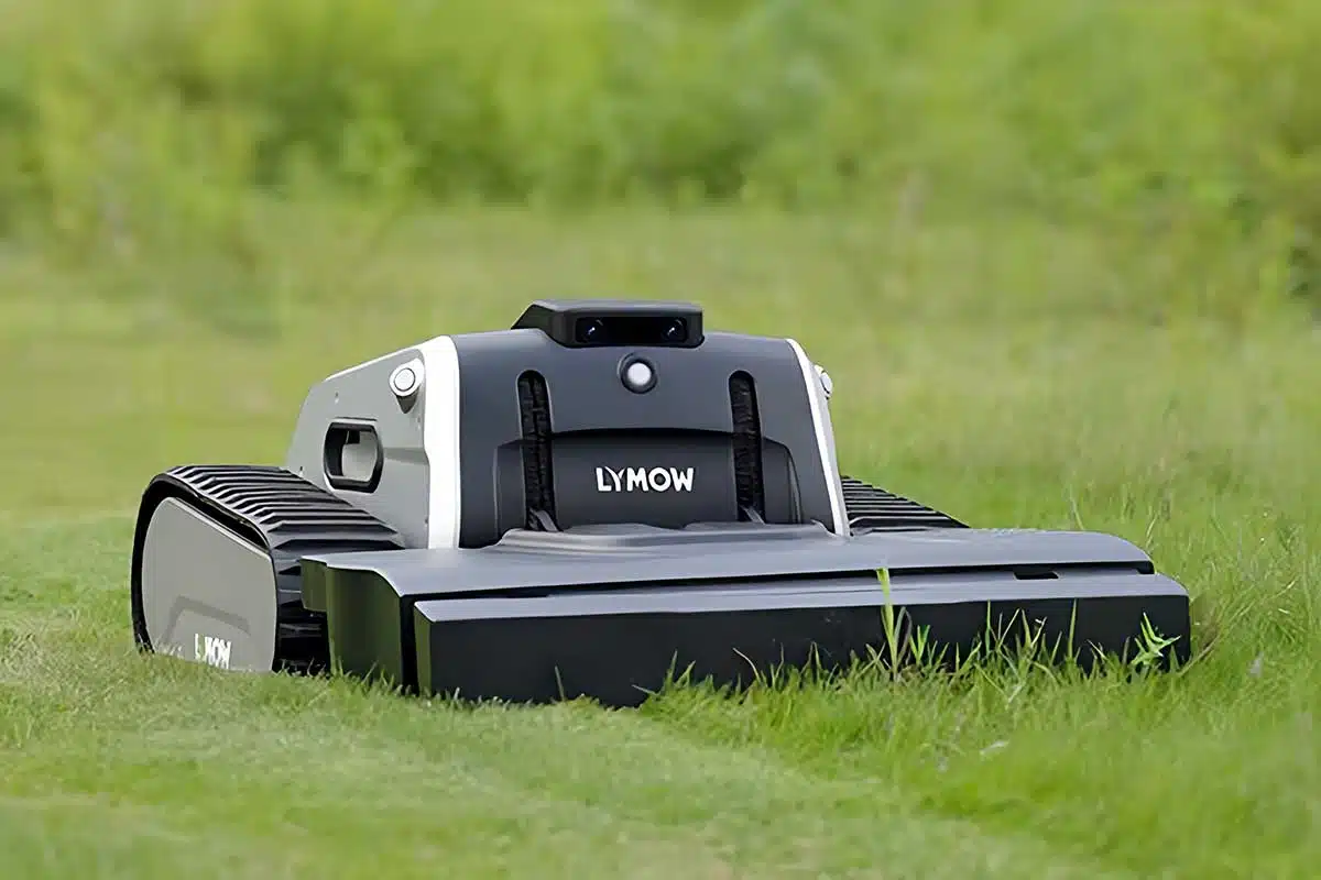 Un robot tondeuse Lymow en fonctionnement dans un jardin.