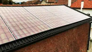 Un toit avec des panneaux solaires recouverts d'un sticker aspect tuiles.