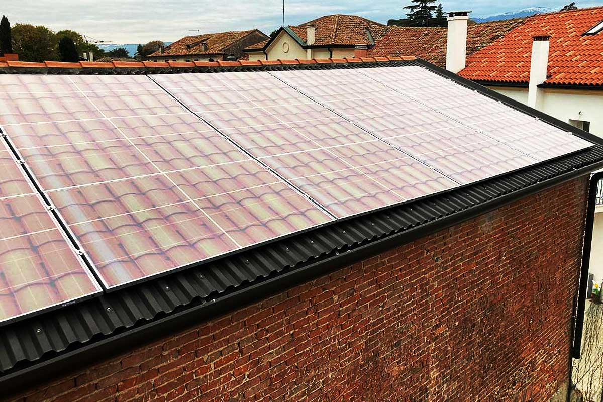 Un toit avec des panneaux solaires recouverts d'un sticker aspect tuiles.