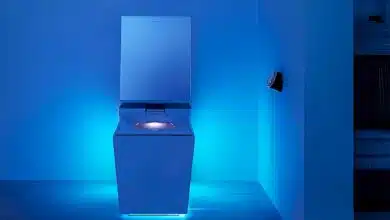 Toilette design qui diffuse une lumière d'ambiance bleue.