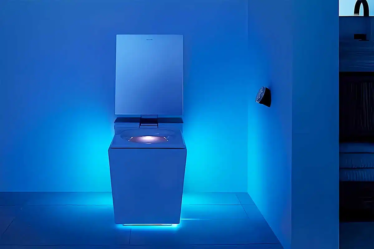 Toilette design qui diffuse une lumière d'ambiance bleue.