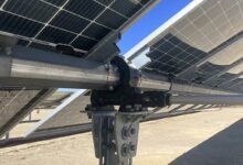 Un tracker solaire installé sur une ligne de panneaux photovoltaïques.