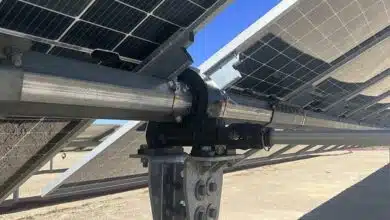 Un tracker solaire installé sur une ligne de panneaux photovoltaïques.