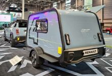 Une Renault 4 E-Tech qui tracte la mini caravane Carapate.