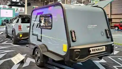 Une Renault 4 E-Tech qui tracte la mini caravane Carapate.