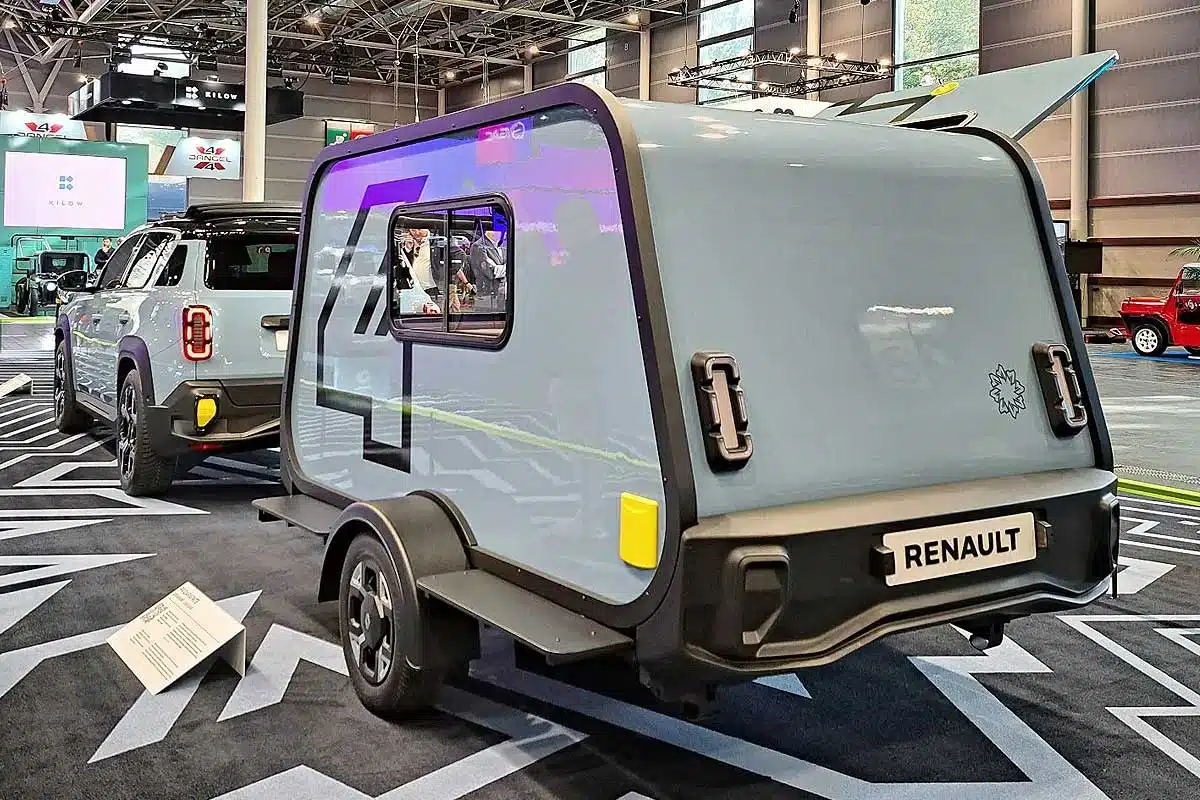 Une Renault 4 E-Tech qui tracte la mini caravane Carapate.