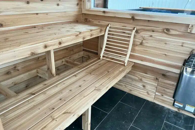 Un sauna à l'ambiance suédoise, avec de nombreuses fenêtres et une vue sur la piscine.