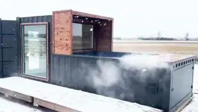 Un sauna et une piscine combinés fabriqués avec un conteneur maritime.