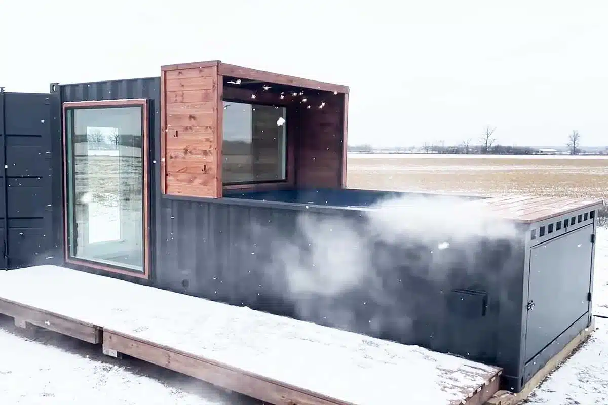 Un sauna et une piscine combinés fabriqués avec un conteneur maritime.