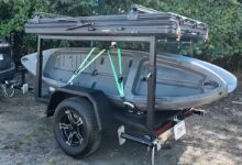 Une remorque modulable avec une tente de toit pour transporter des canoës et des kayaks.