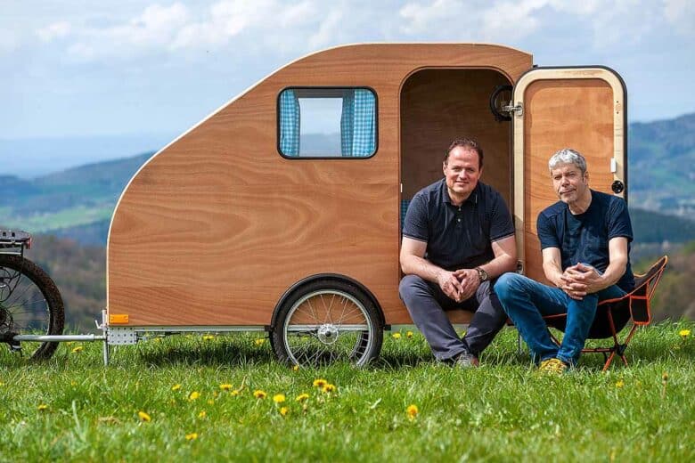 Les créateurs de I-Woody avec leur remorque de camping pour vélo.