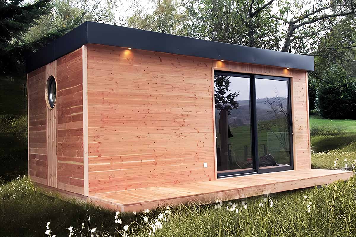 Un studio de jardin en bois de 20 m² livrable dans un délai de 3 mois, prêt à l'emploi.