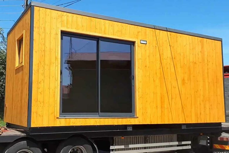 Livraison d'un studio de jardin en bois par camion transporteur.