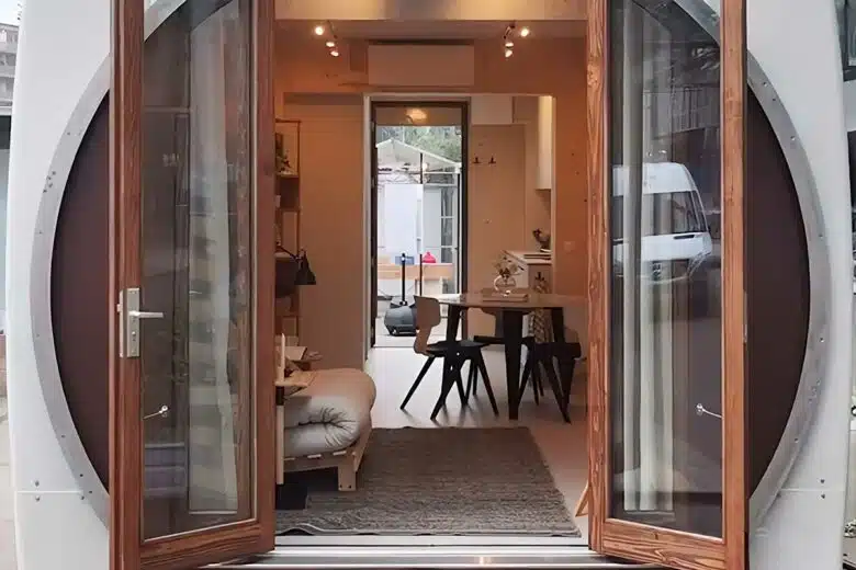 L'intérieur de la tiny house sur toute sa longueur.