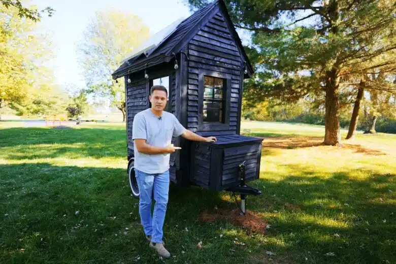 Un coffre extérieur pour ranger les toilettes.