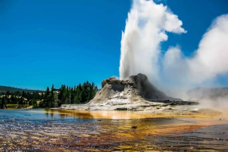 Un geyser qui propulse une gerbe d'eau dans le parc national Américain de Yellowstone.