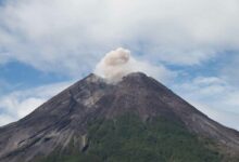 Les scientifiques souhaiteraient exploiter l'énergie géothermique des volcans, ici le mont Merapi en Indonésie.