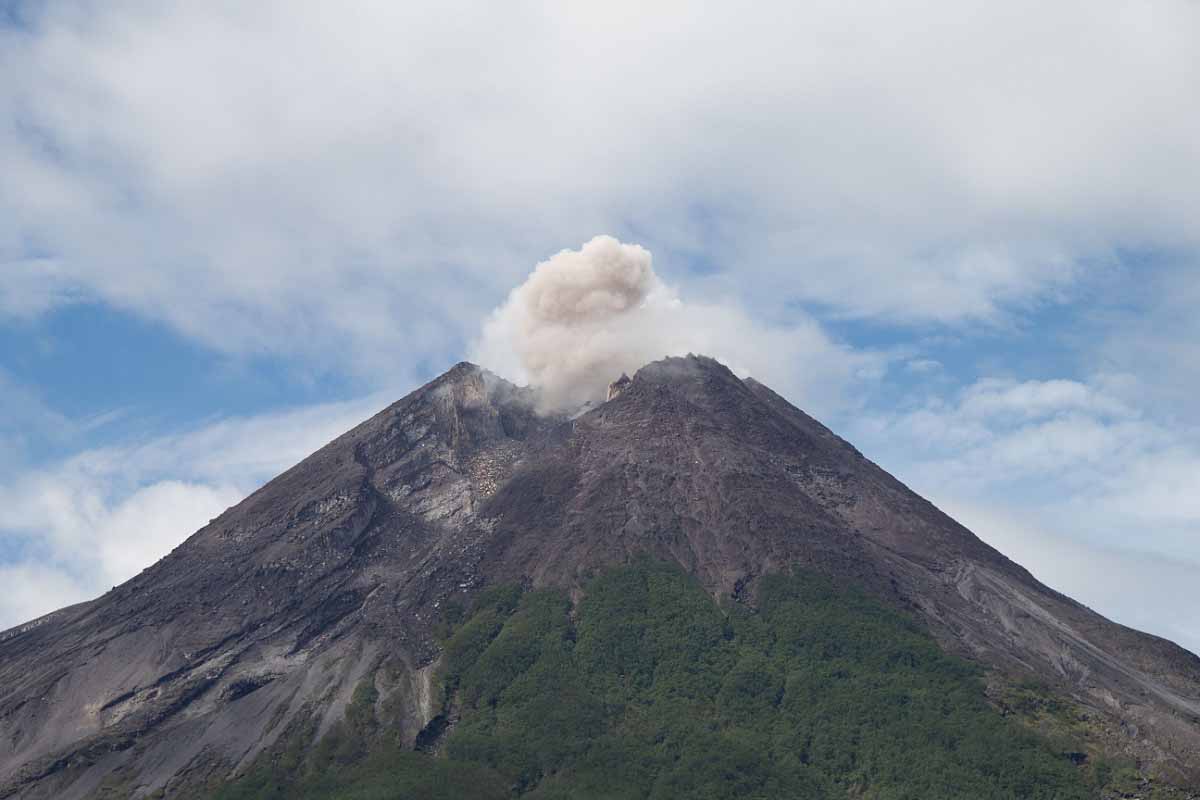 Les scientifiques souhaiteraient exploiter l'énergie géothermique des volcans, ici le mont Merapi en Indonésie.