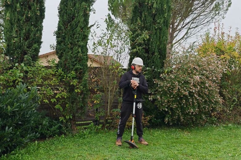 Un jardin entretenu avec une débroussailleuse.