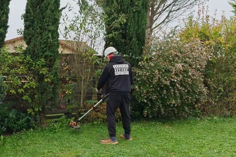 Un homme entretient une parcelle de terrain.