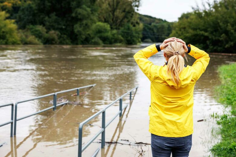 Une femme qui se tient la tête devant une inondation.