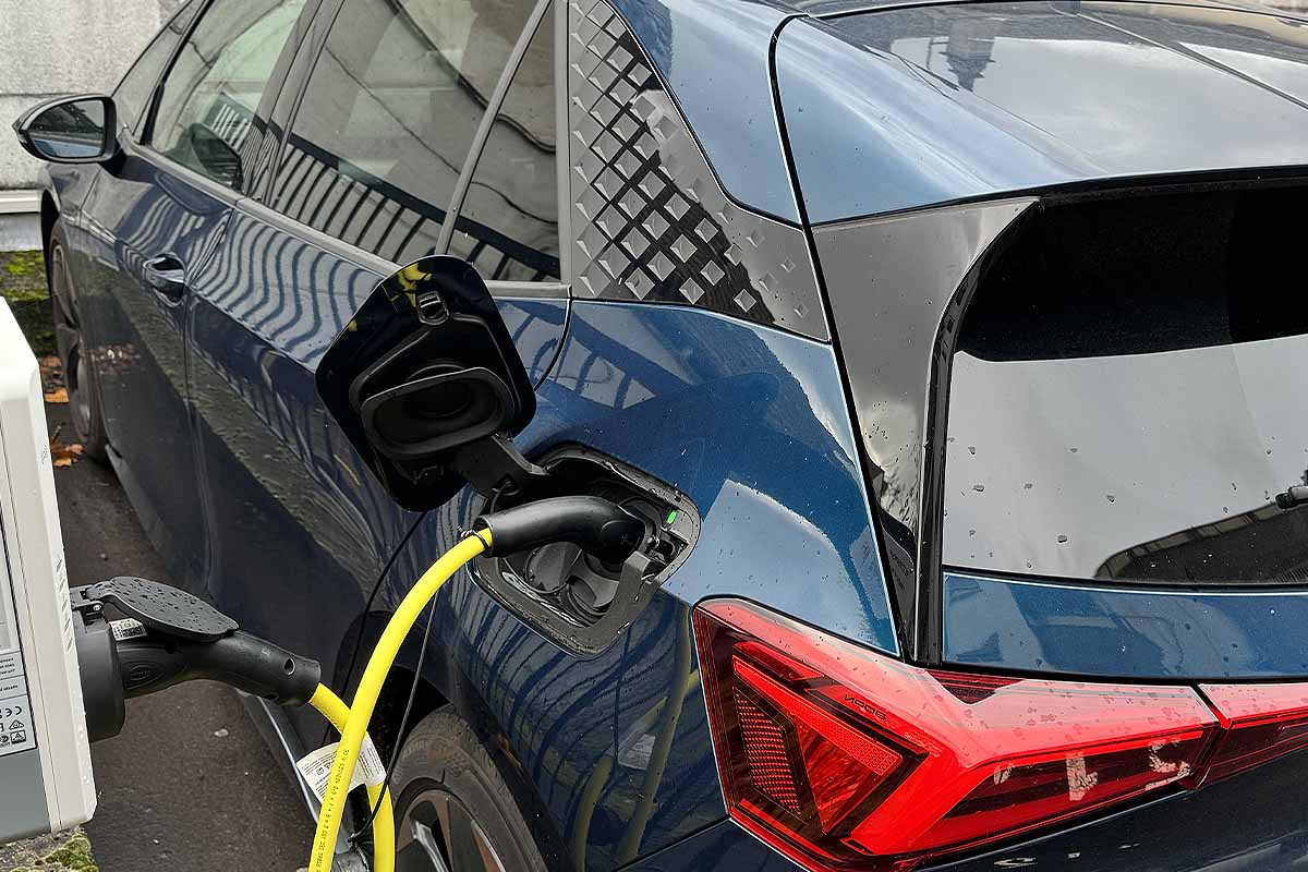 Seules les voitures électriques seront épargnées de ce malus écologique, qui touchera quasiment toutes les autres catégories de voitures.