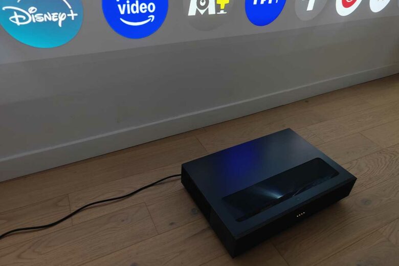 Un vidéoprojecteur pratiquement collé au mur.