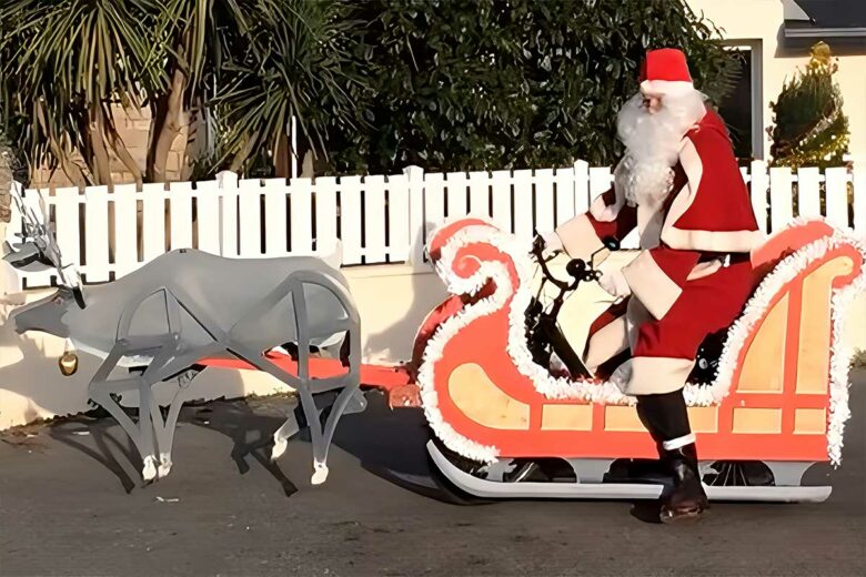 Un renne articulé tractant le traineau du Père Noël créé par Michel Legay.