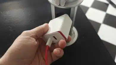 Branchement d'un chargeur de téléphone.