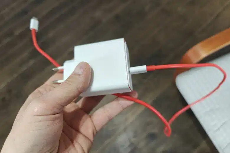 Un chargeur rapide de téléphone avec son fil rouge.