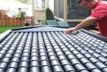 Un homme fabrique un chauffage solaire à partir de canettes.