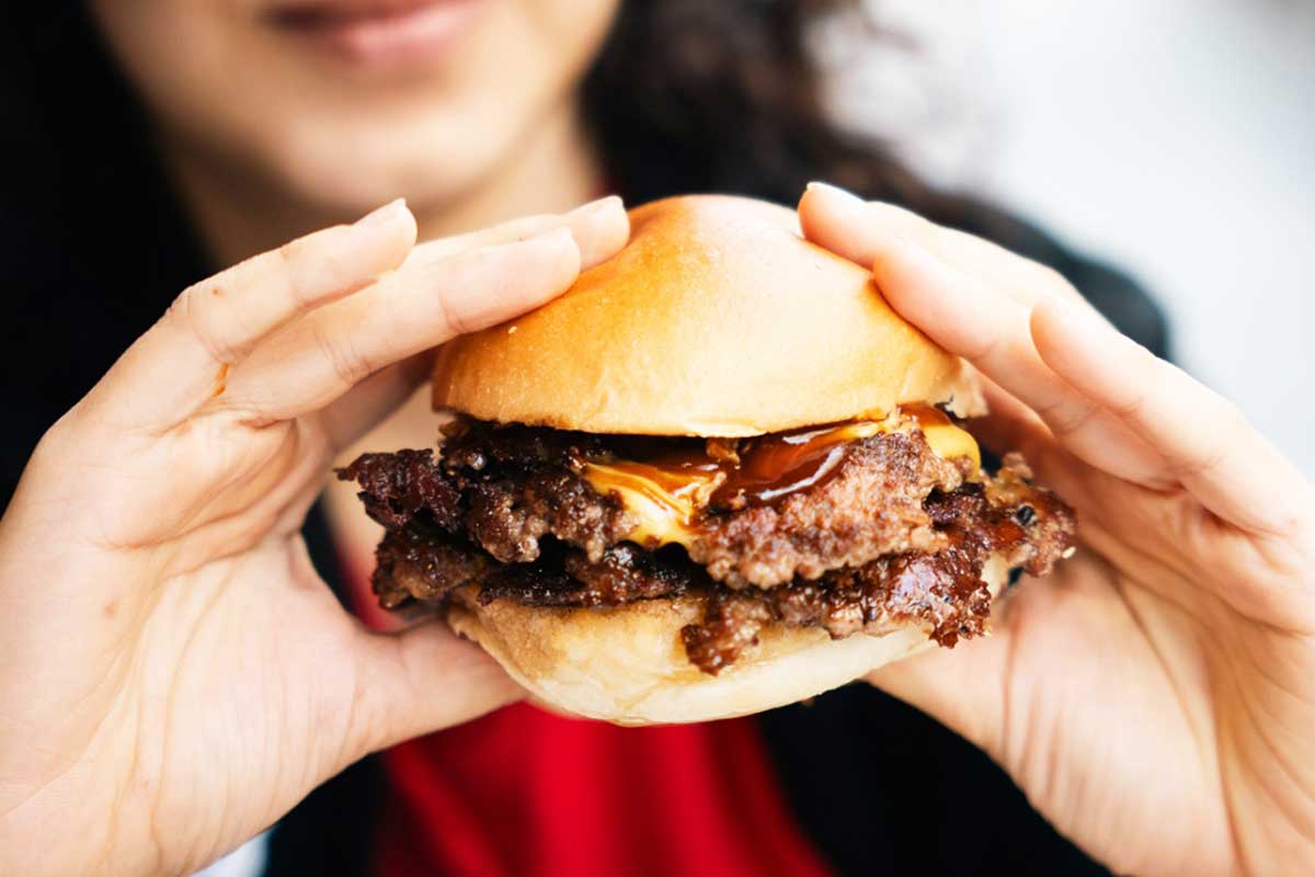 Un smash burger qui va être dévoré.