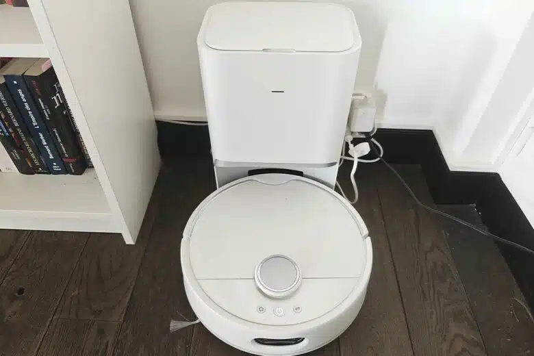 Un robot aspirateur dans une maison.