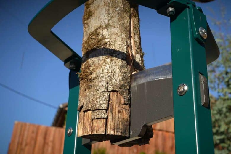 Une buche recoupée sur un fendeur de bois.