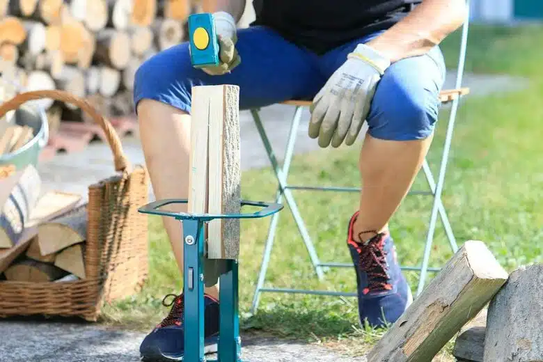 Un refendeur de buche pour adapter son bois de chauffage.