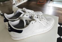 Une paire de baskets Stan Smith.