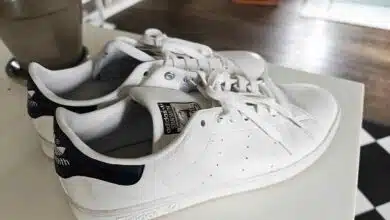 Une paire de baskets Stan Smith.