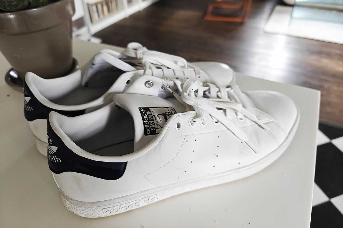 Une paire de baskets Stan Smith.