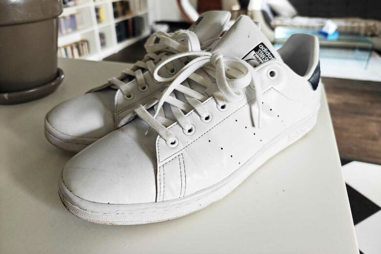 Des baskets blanches en cuir.