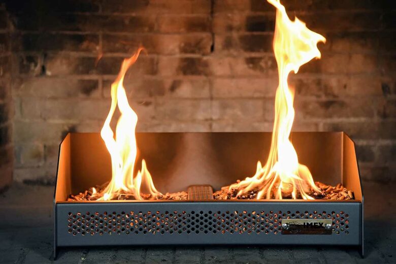 Un panier bruleur avec une flambée de pellets.