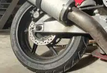 La roue arrière d'une moto.